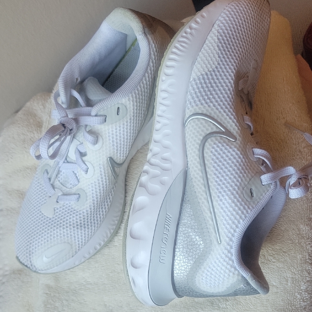 Nike White Athletic Sneakers Sz7 Women - Picture 3 of 7